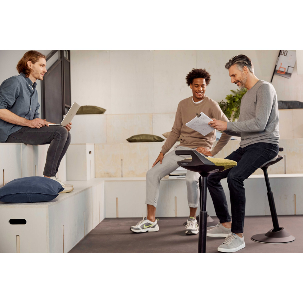 Aeris_Muvman_high_black_aktiivituoli_tasapainotuoli_nojailutuki_seisomatuki_kassatuoli_vastaanottotuoli_03 - Edella