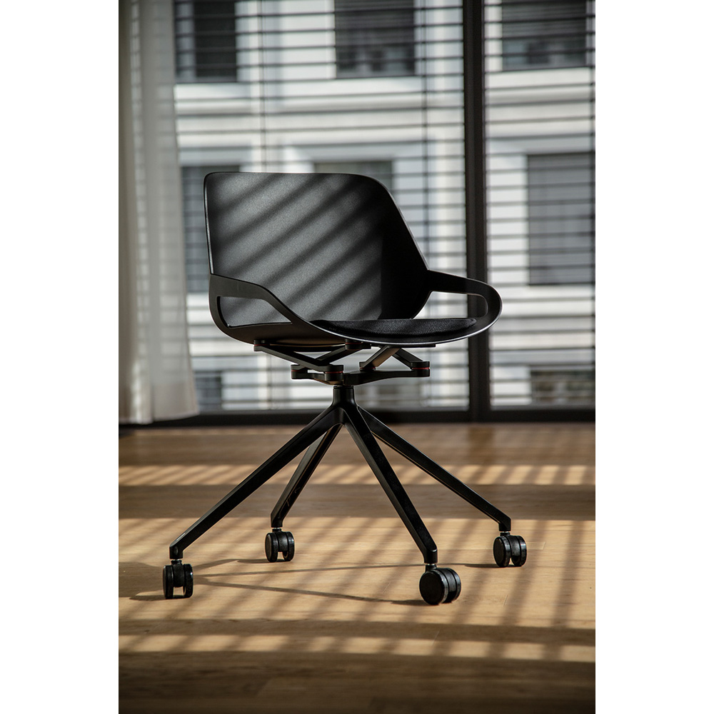 Aeris_Numo_ristikko_pyörät_istuinpehmuste_työtuoli_neuvottelutuoli_kokoustuoli_asiakastuoli_etätyötuoli_01 - Edella