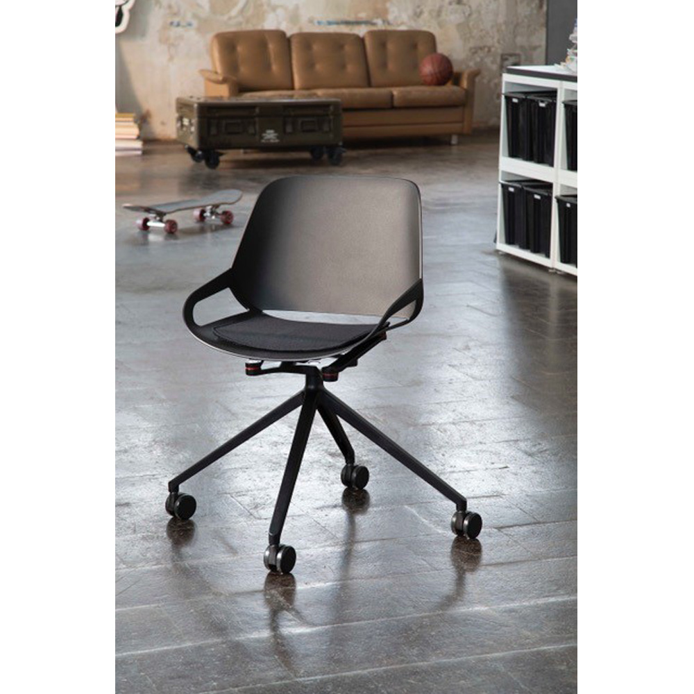 Aeris_Numo_ristikko_pyörät_istuinpehmuste_työtuoli_neuvottelutuoli_kokoustuoli_asiakastuoli_etätyötuoli_02 - Edella