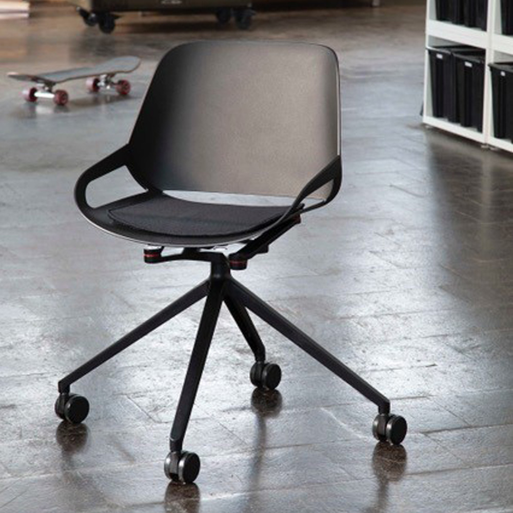 Aeris_Numo_ristikko_pyörät_istuinpehmuste_työtuoli_neuvottelutuoli_kokoustuoli_asiakastuoli_etätyötuoli_03 - Edella