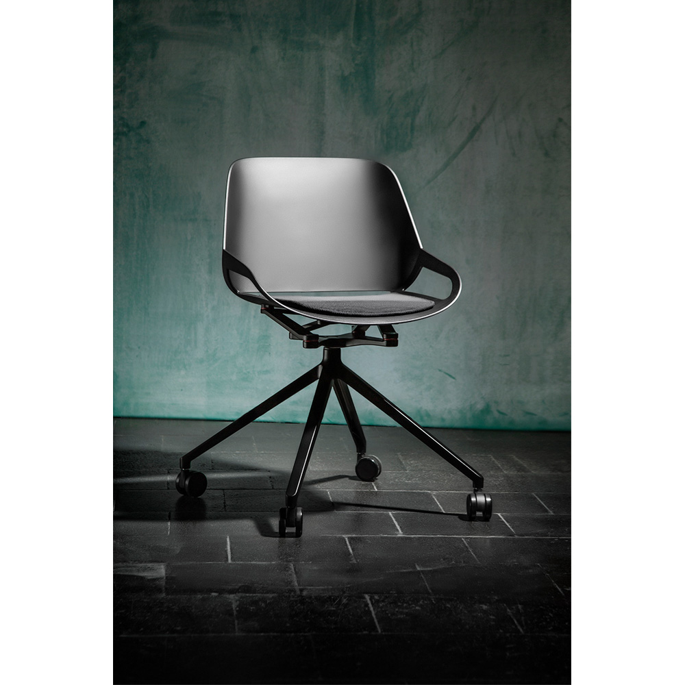 Aeris_Numo_ristikko_pyörät_istuinpehmuste_työtuoli_neuvottelutuoli_kokoustuoli_asiakastuoli_etätyötuoli_05 - Edella