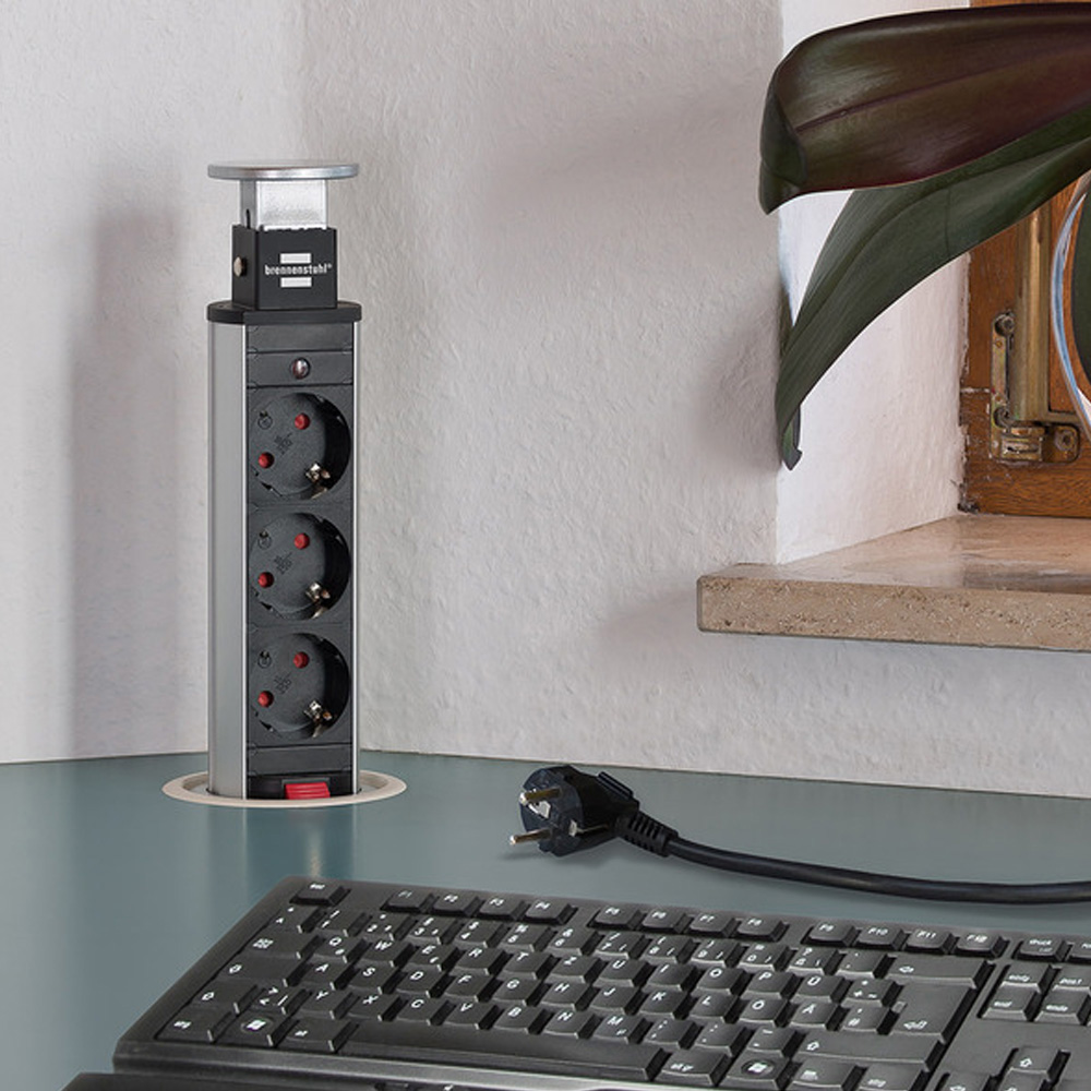 Brennenstuhl_Tower_Power_Table_Extension_Socket_3-way_Tornipistorasia_ylös_ponnahtava_pöydän_kanteen _upotettava_03 - Edella