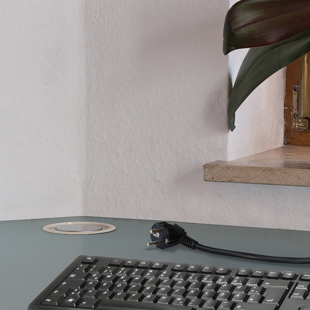 Brennenstuhl_Tower_Power_Table_Extension_Socket_3-way_Tornipistorasia_ylös_ponnahtava_pöydän_kanteen _upotettava_04 - Edella