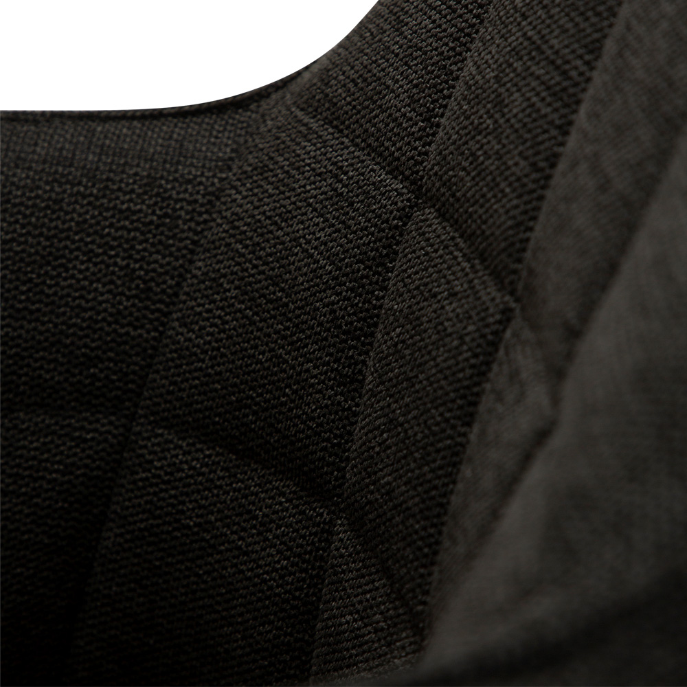 Danform_EMBRACE_ARMCHAIR_ravintolatuoli_kahvilatuoli_käsinojallinen_crow_black_fabric_kangas_mustilla_metallijaloilla_06 - Edella