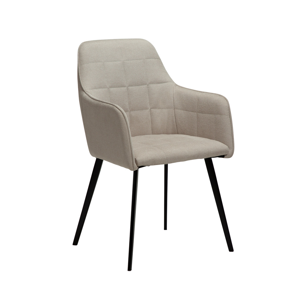 Danform_EMBRACE_ARMCHAIR_ravintolatuoli_kahvilatuoli_käsinojallinen_desert_sand_fabric_kangas_mustilla_metallijaloilla_01 - Edella
