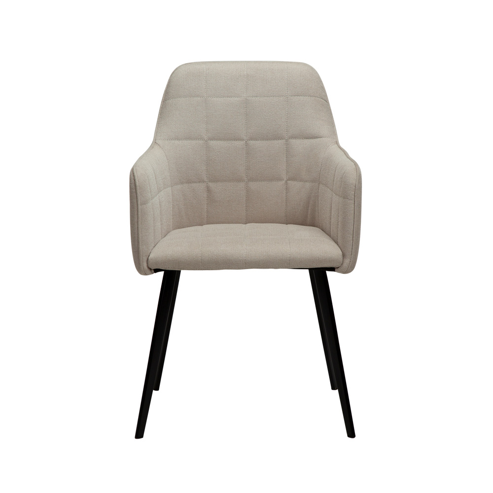 Danform_EMBRACE_ARMCHAIR_ravintolatuoli_kahvilatuoli_käsinojallinen_desert_sand_fabric_kangas_mustilla_metallijaloilla_02 - Edella
