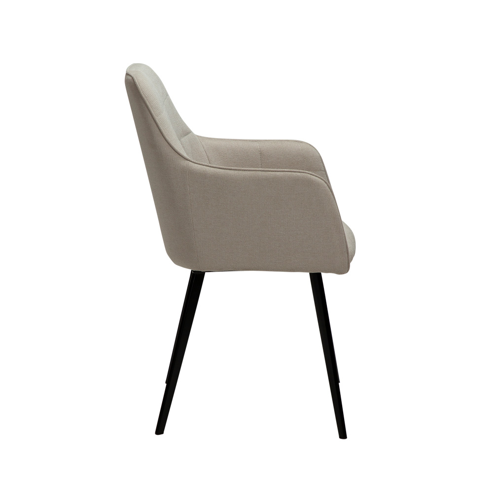 Danform_EMBRACE_ARMCHAIR_ravintolatuoli_kahvilatuoli_käsinojallinen_desert_sand_fabric_kangas_mustilla_metallijaloilla_03 - Edella