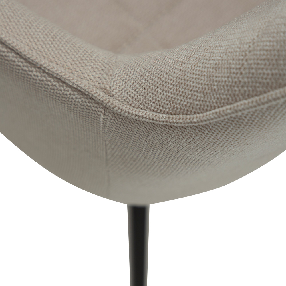 Danform_EMBRACE_ARMCHAIR_ravintolatuoli_kahvilatuoli_käsinojallinen_desert_sand_fabric_kangas_mustilla_metallijaloilla_06 - Edella