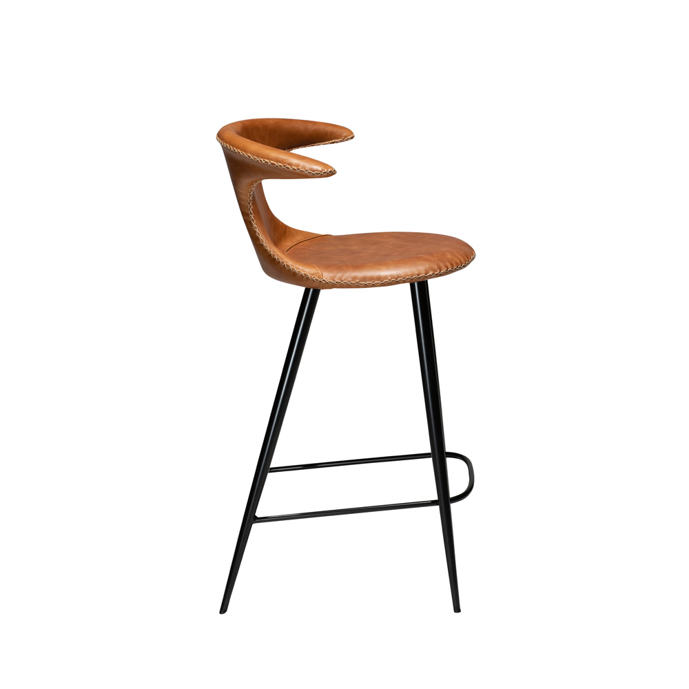 Danform_FLAIR_BAR_STOOL_baarituoli_matala_light_brown_leather_w_round_black_legs_05 - Edella