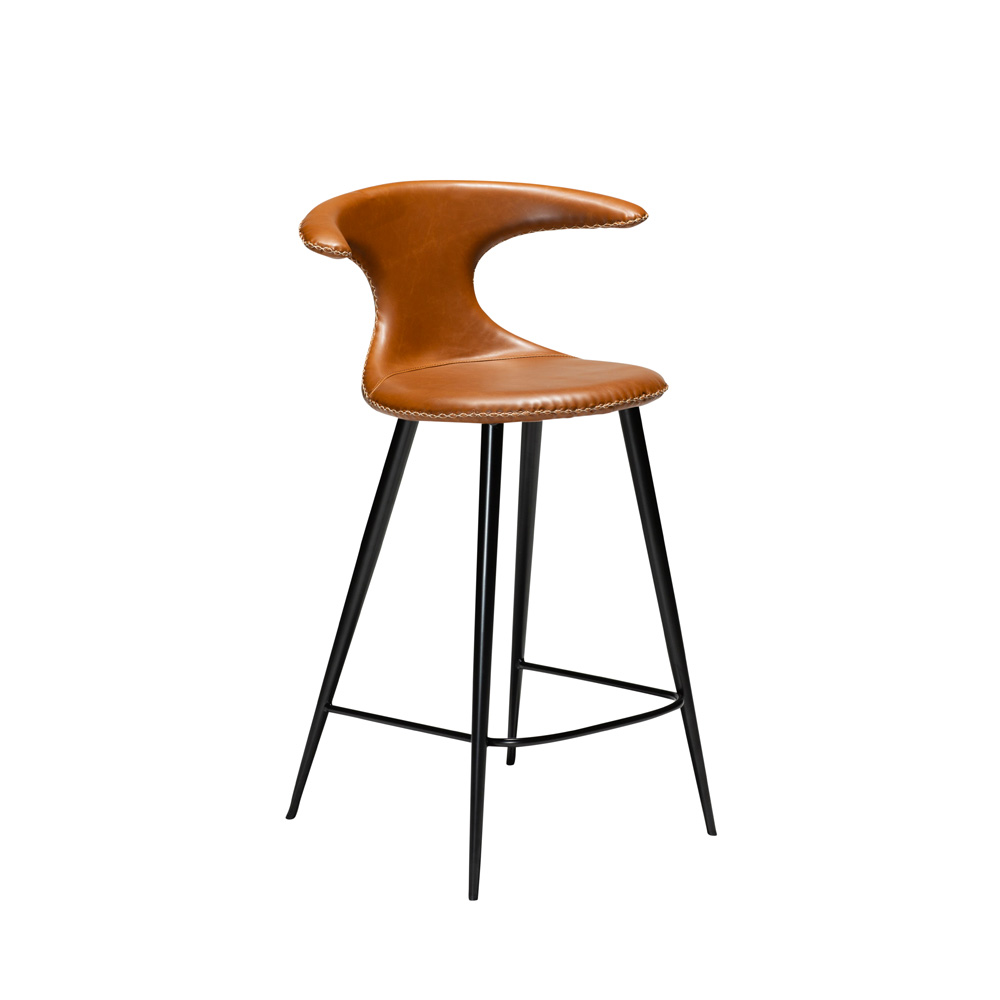 Danform_FLAIR_BAR_STOOL_baarituoli_matala_vintage_light_brown_art_leather_w_round_black_legs_01 - Edella