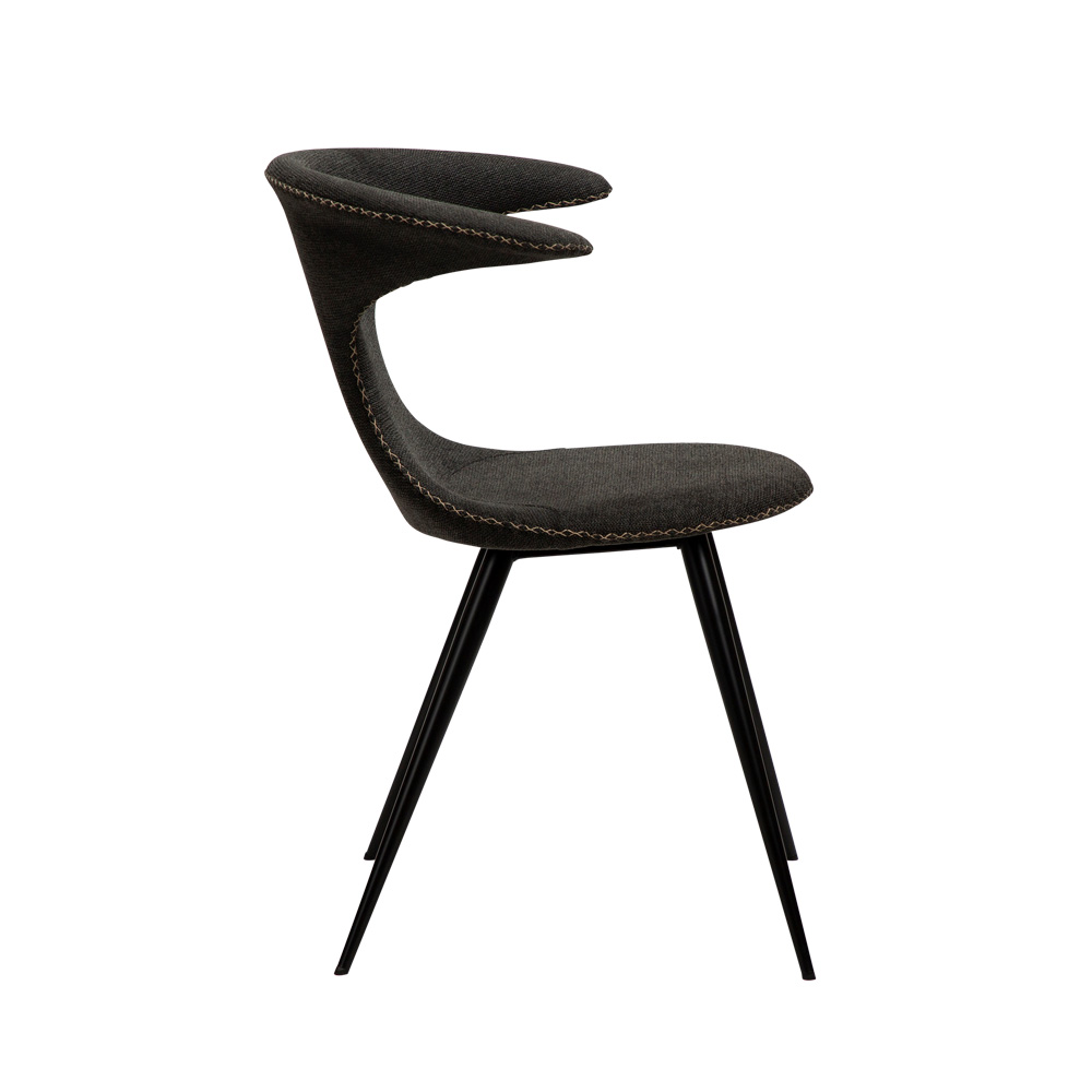 Danform_FLAIR_CHAIR_ravintolatuoli_kahvilatuoli_crow_black_fabric_kangas_mustilla_metallijaloilla_03 - Edella