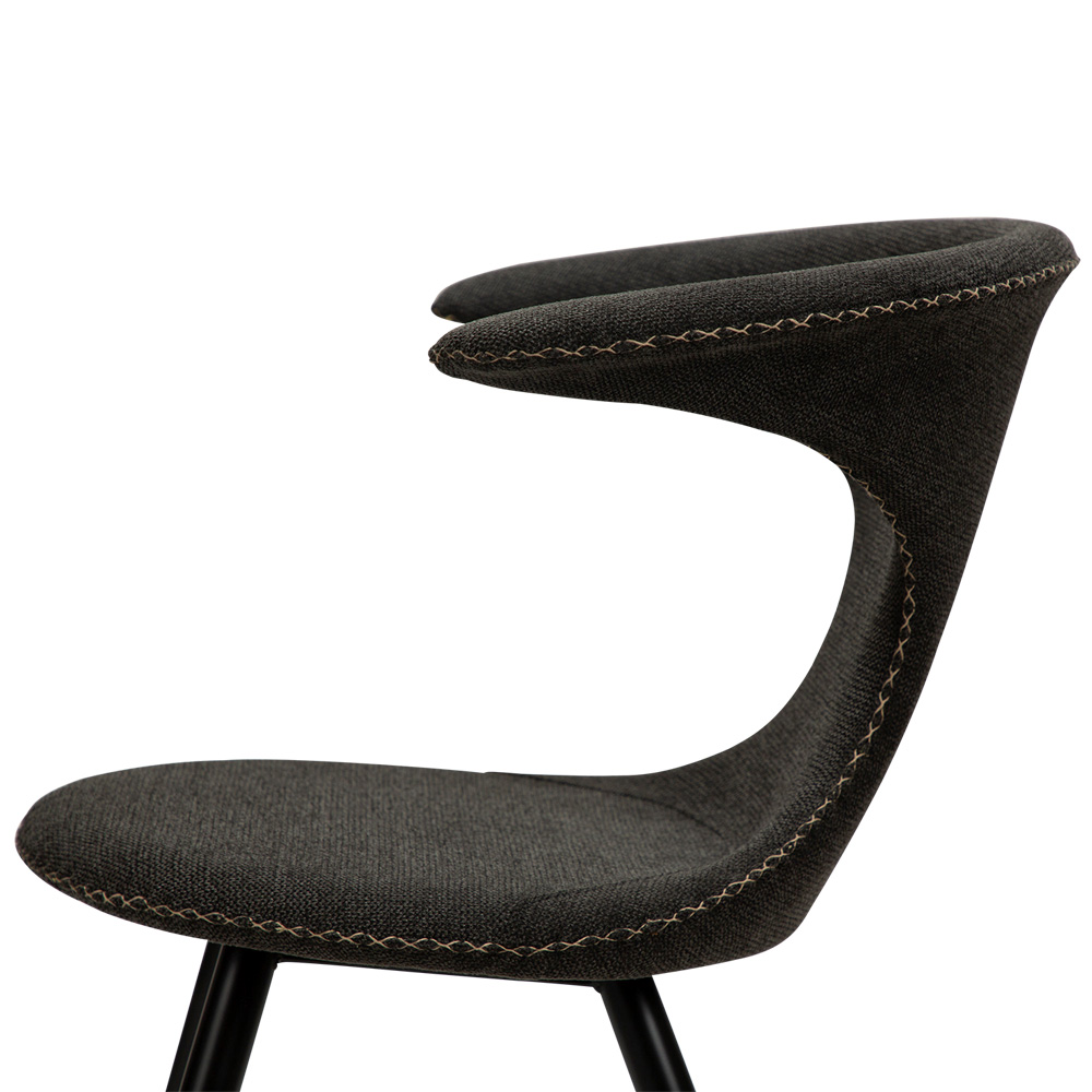 Danform_FLAIR_CHAIR_ravintolatuoli_kahvilatuoli_crow_black_fabric_kangas_mustilla_metallijaloilla_08 - Edella