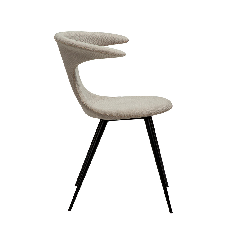 Danform_FLAIR_CHAIR_ravintolatuoli_kahvilatuoli_desert_sand_fabric_kangas_mustilla_metallijaloilla_03 - Edella