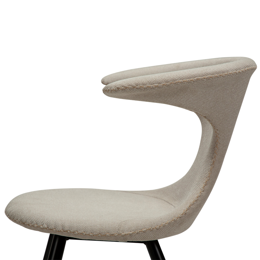 Danform_FLAIR_CHAIR_ravintolatuoli_kahvilatuoli_desert_sand_fabric_kangas_mustilla_metallijaloilla_06 - Edella