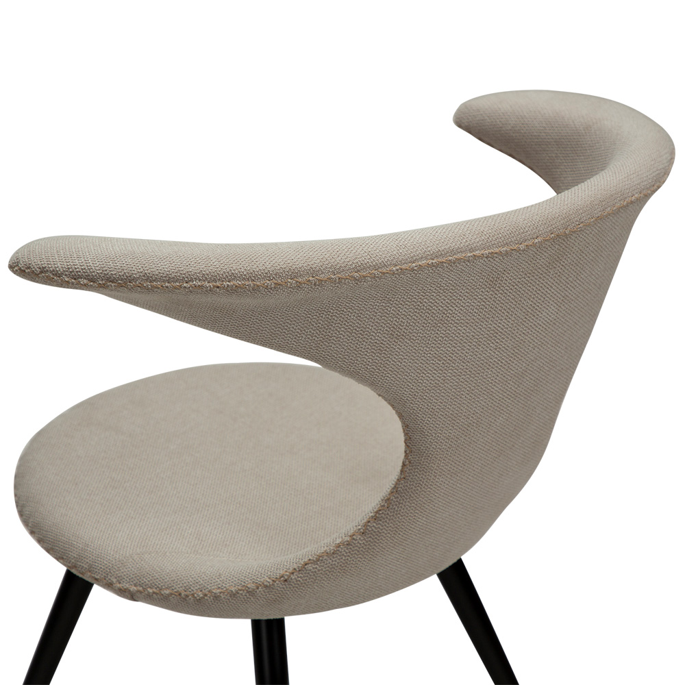 Danform_FLAIR_CHAIR_ravintolatuoli_kahvilatuoli_desert_sand_fabric_kangas_mustilla_metallijaloilla_08 - Edella