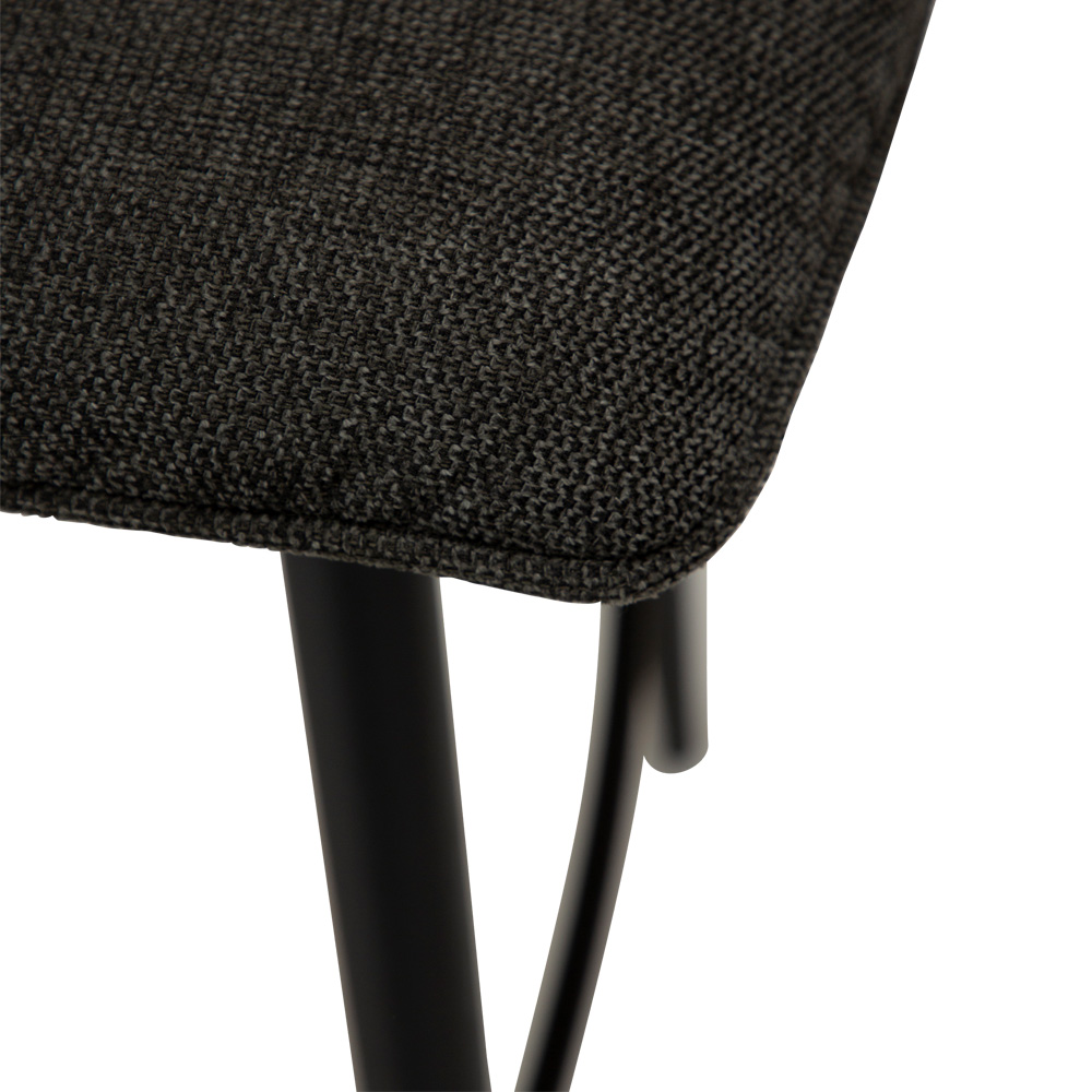 Danform_JOIN_counter_stool_matala_baarituoli_kokoverhoiltu_kangas_crow_black_fabric_metallijalat_08 - Edella