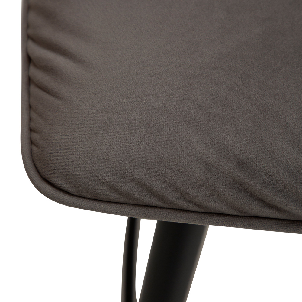 Danform_JOIN_counter_stool_matala_baarituoli_kokoverhoiltu_sametti_alu_velvet_metallijalat_07 - Edella