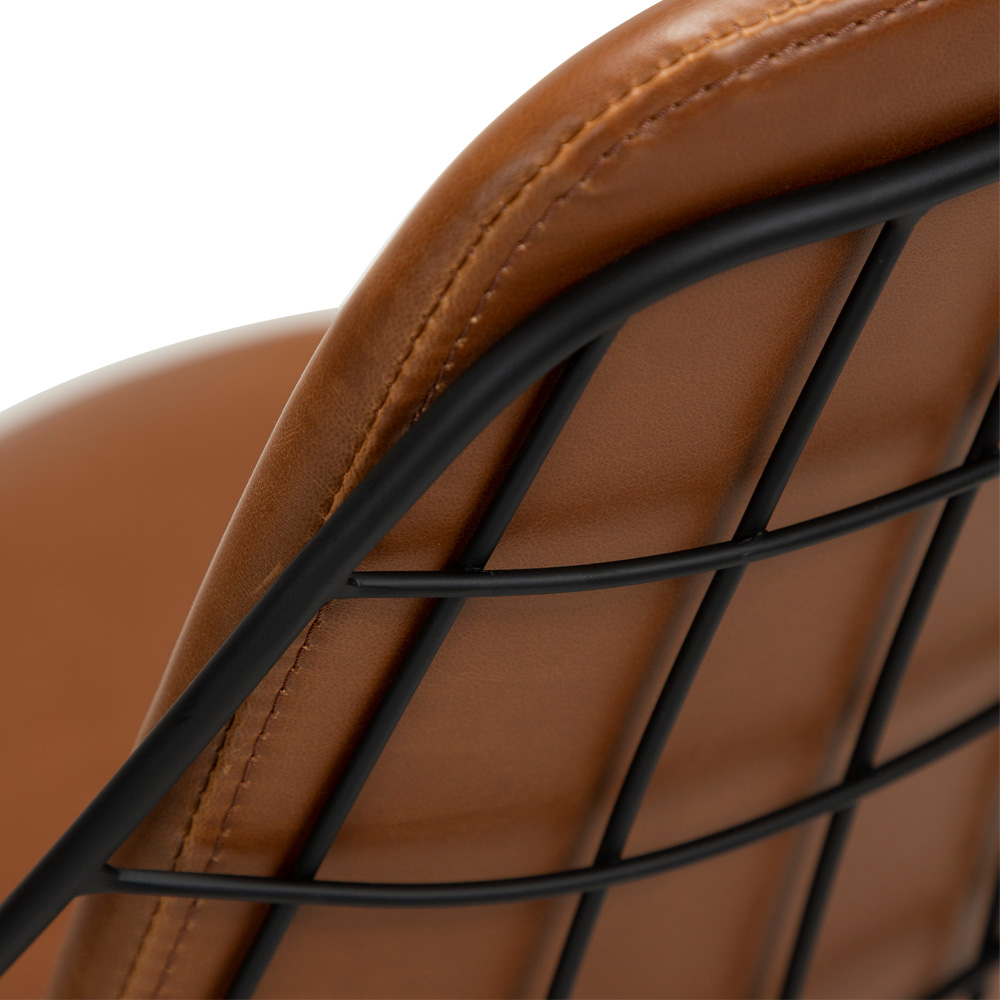 Danform_SWAY_chair_ravintolatuoli_kahvilatuoli_kokoverhoiltu_vintage_light_brown_art_leather_keinonahka_mustat_metallijalat_06 - Edella