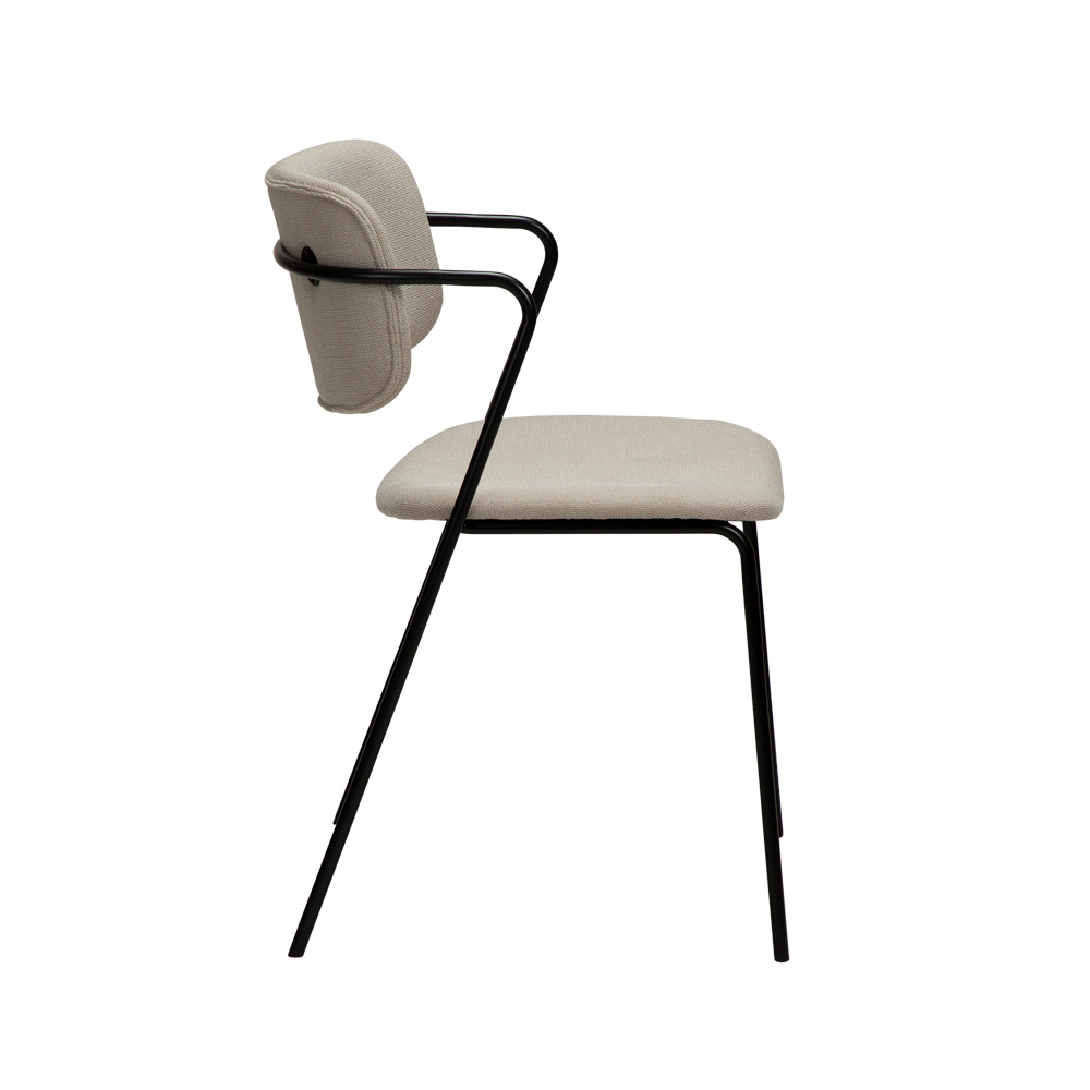 Danform_Zed_chair_ravintolatuoli_kahvilatuoli_kangas_Desert_sand_käsinojallinen_putkijaloilla_03 - Edella