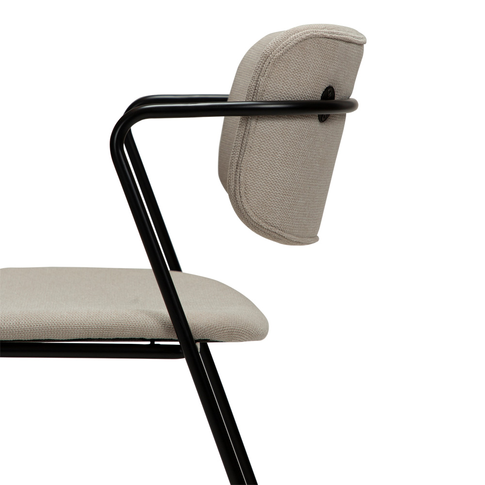 Danform_Zed_chair_ravintolatuoli_kahvilatuoli_kangas_Desert_sand_käsinojallinen_putkijaloilla_06 - Edella