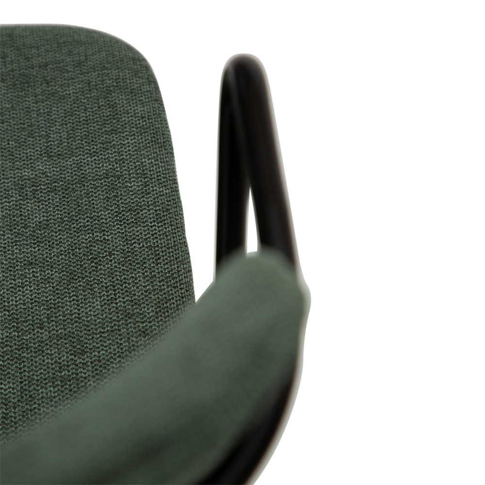 Danform_Zed_chair_ravintolatuoli_kahvilatuoli_kangas_Sage_green_käsinojallinen_putkijaloilla_06 - Edella