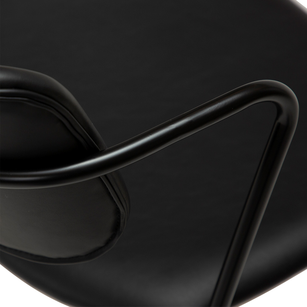 Danform_Zed_chair_ravintolatuoli_kahvilatuoli_keinonahka_vintage_black_käsinojallinen_putkijaloilla_06 - Edella