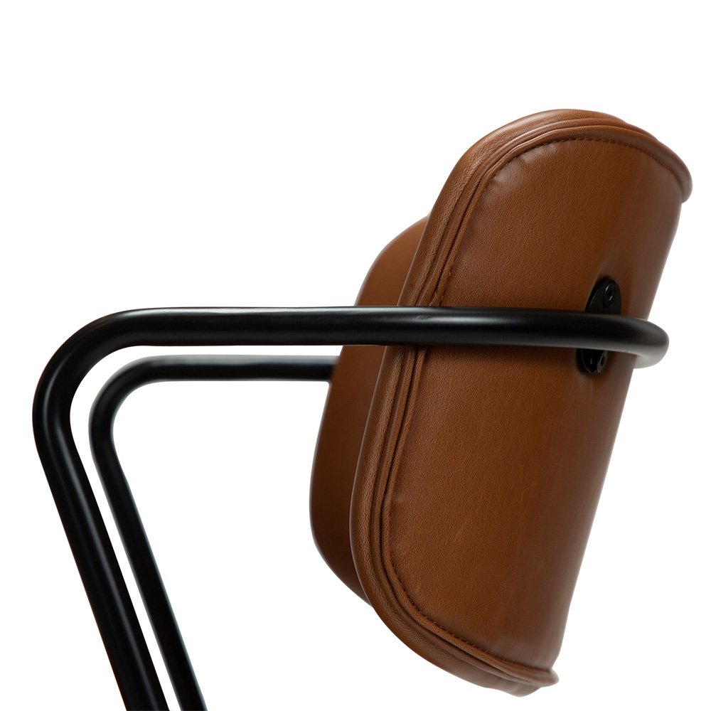 Danform_Zed_chair_ravintolatuoli_kahvilatuoli_keinonahka_vintage_light_brown_käsinojallinen_putkijaloilla_06 - Edella