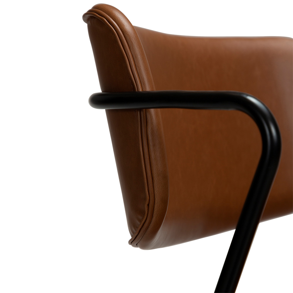Danform_Zed_chair_ravintolatuoli_kahvilatuoli_keinonahka_vintage_light_brown_käsinojallinen_putkijaloilla_08 - Edella
