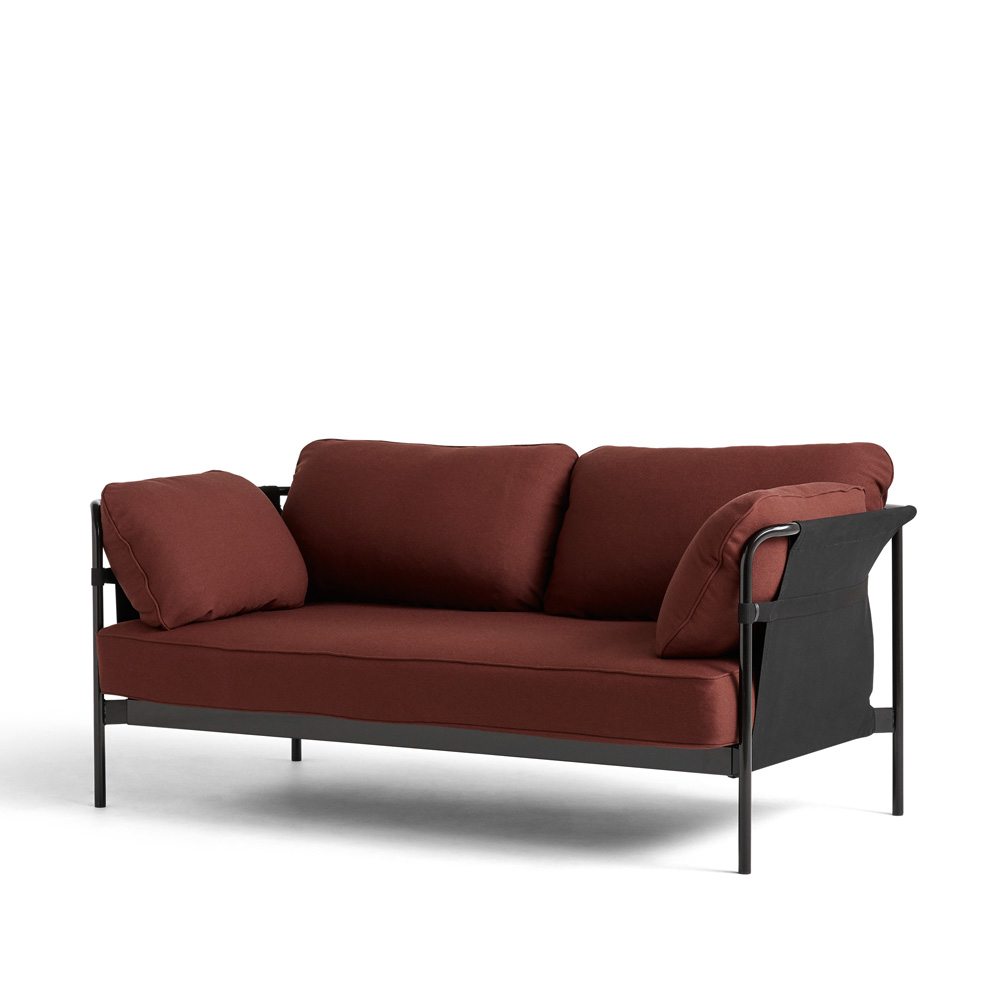 Hay_CAN_2-SEATER_kahden_istuttava_sohva_tummanpunainen-musta _kangas_mustat_putkijalat_01 - Edella