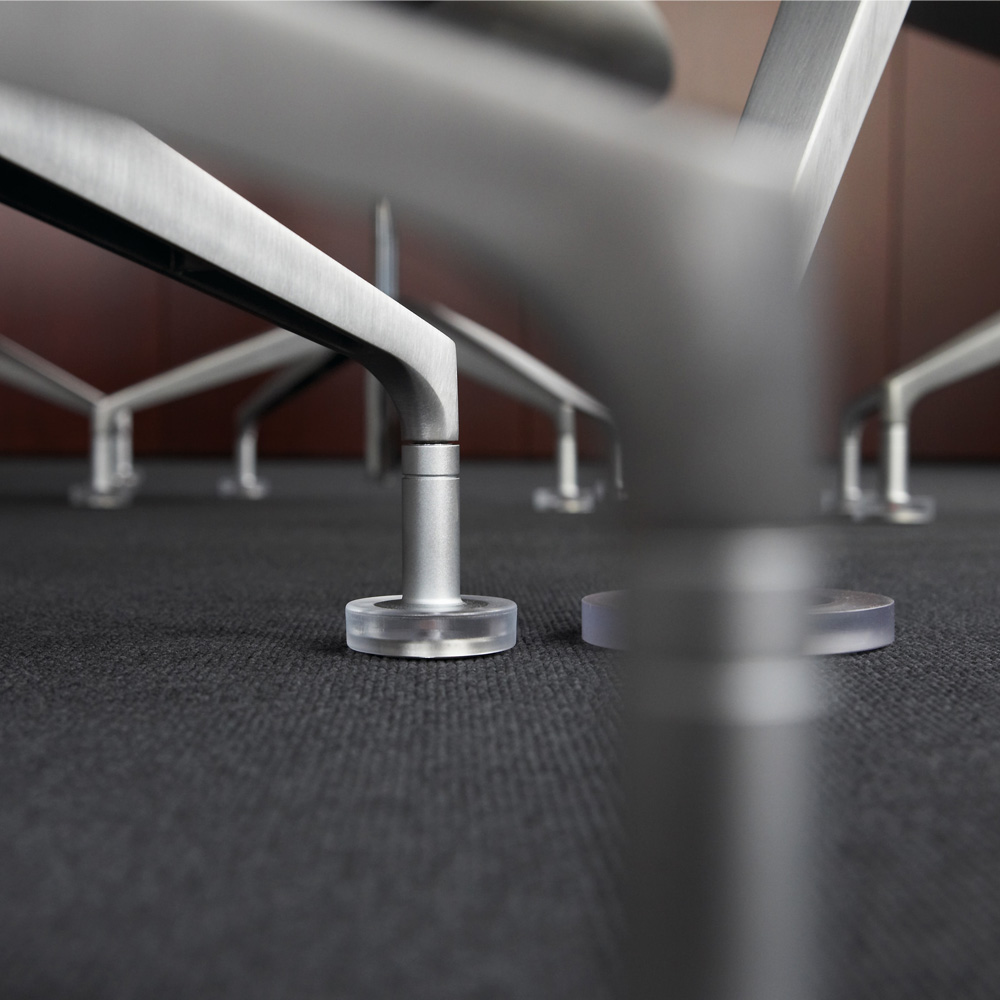 Interstuhl_Silver_101S_neuvottelutuoli_kokoustuoli_asiakastuoli_harjattu_alumiini_musta_nahka_07 - Edella