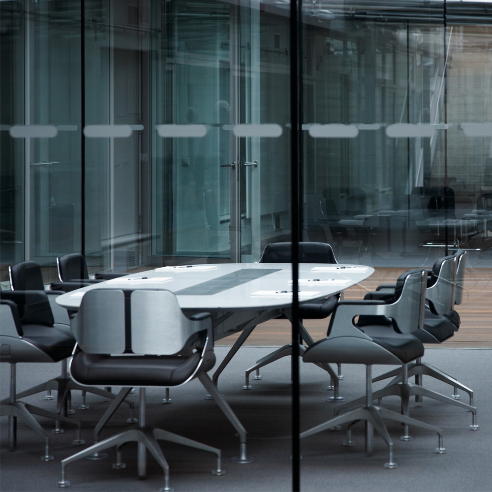 Interstuhl_Silver_101S_neuvottelutuoli_kokoustuoli_asiakastuoli_harjattu_alumiini_musta_nahka_08 - Edella