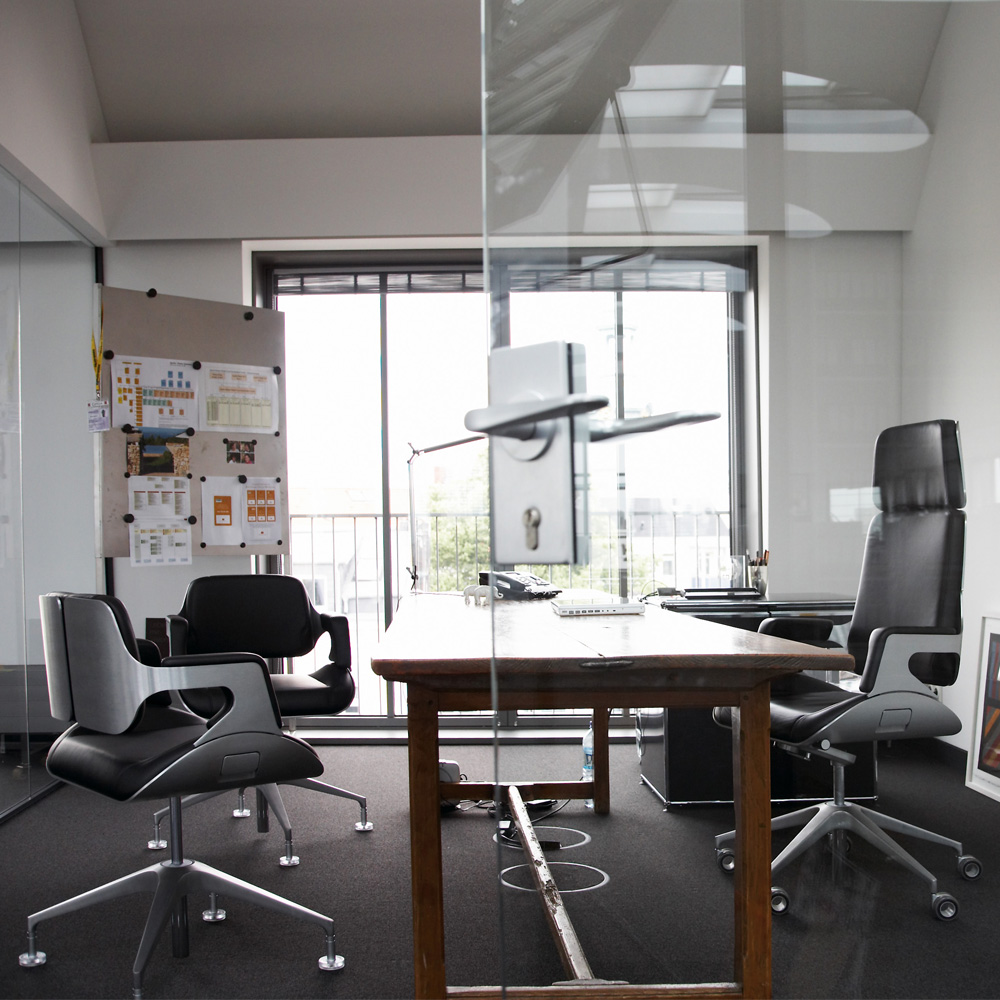 Interstuhl_Silver_101S_neuvottelutuoli_kokoustuoli_asiakastuoli_harjattu_alumiini_musta_nahka_09 - Edella