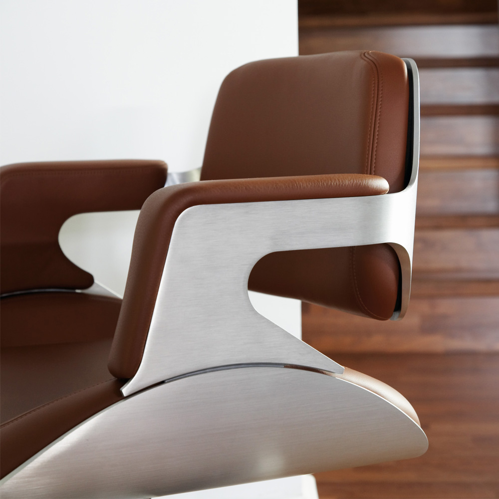 Interstuhl_Silver_101S_neuvottelutuoli_kokoustuoli_asiakastuoli_harjattu_alumiini_ruskea_nahka_01 - Edella