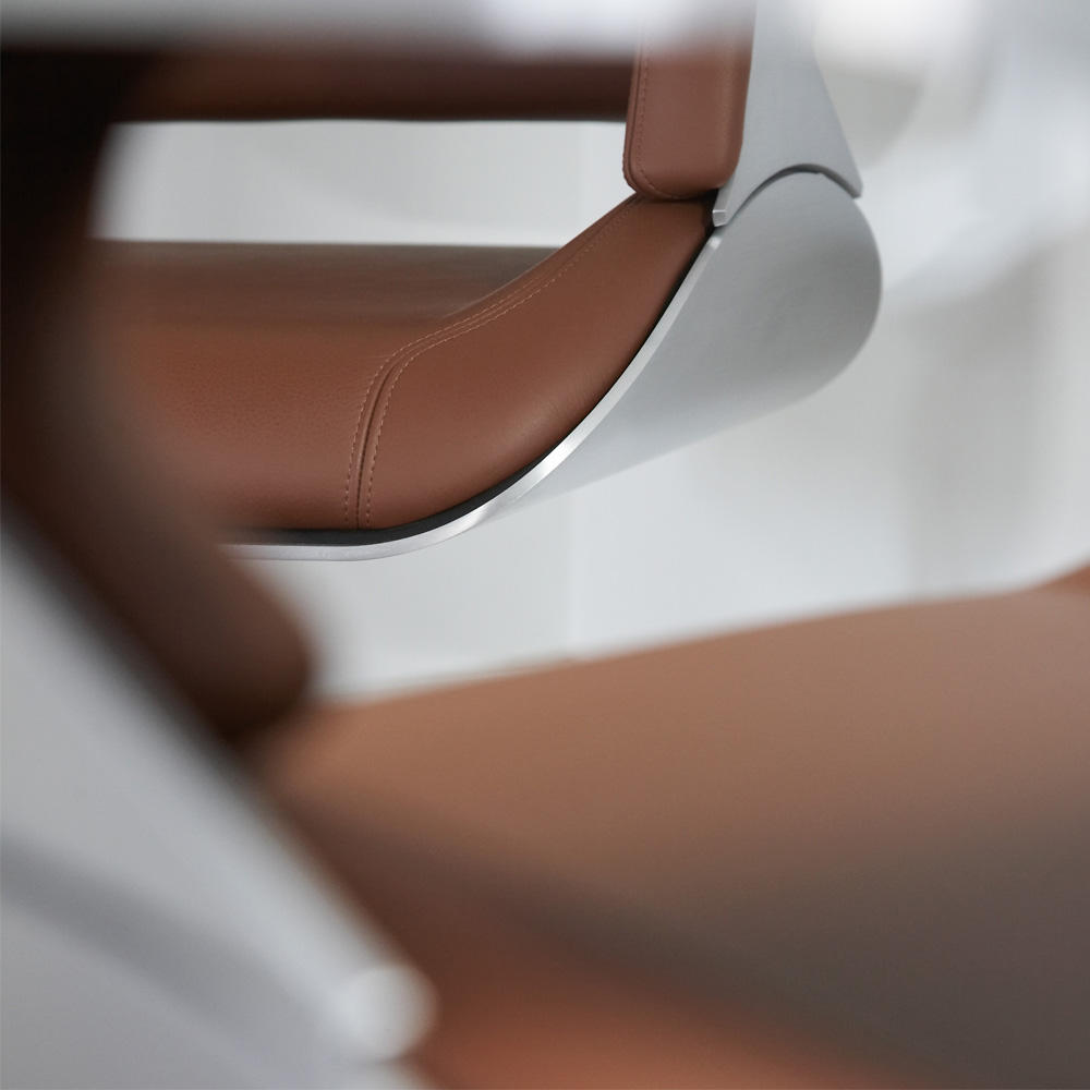 Interstuhl_Silver_101S_neuvottelutuoli_kokoustuoli_asiakastuoli_harjattu_alumiini_ruskea_nahka_02 - Edella