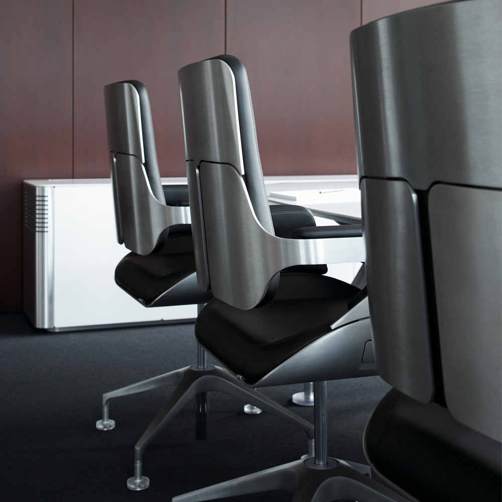 Interstuhl_Silver_151S_neuvottelutuoli_kokoustuoli_asiakastuoli_harjattu_alumiini_musta_nahka_10 - Edella