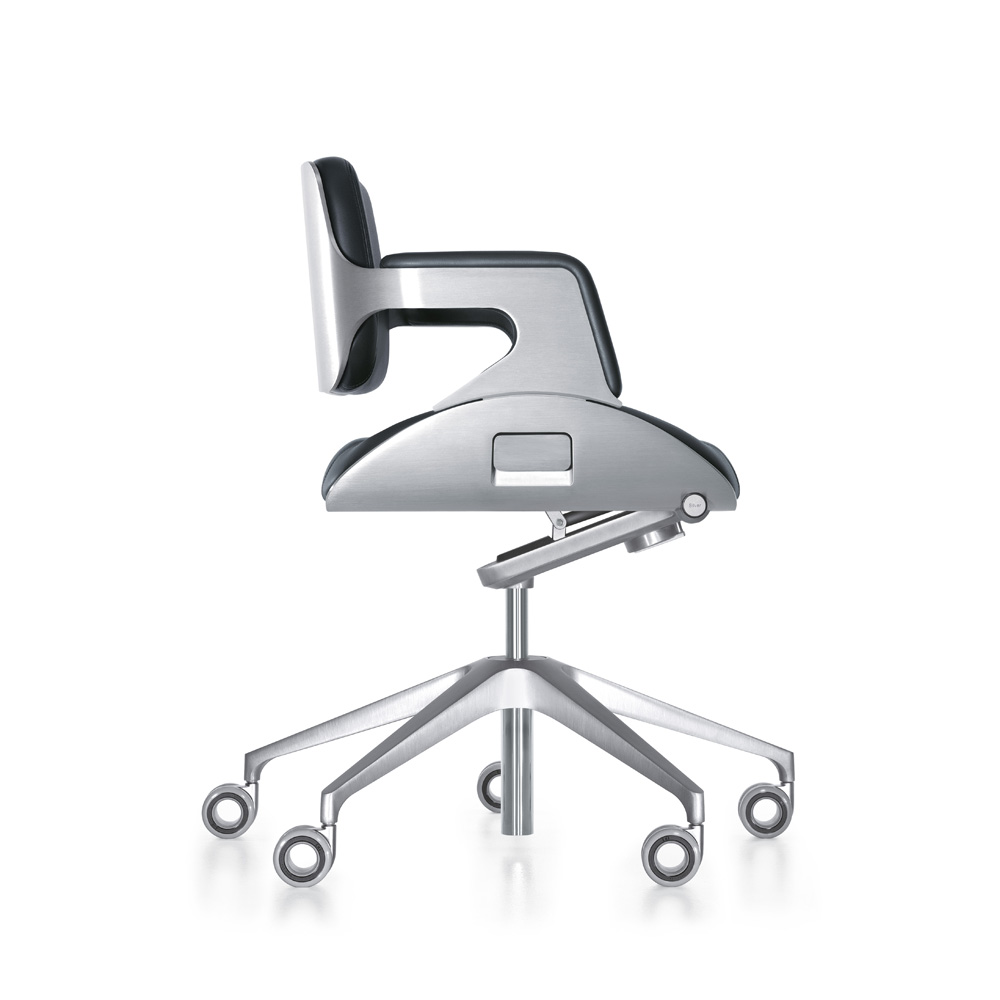 Interstuhl_Silver_162S_työtuoli_toimistotuoli_synchro-mekanismi_kokoustuoli_neuvottelutuoli_harjattu_alumiini_musta_nahka_02 - Edella