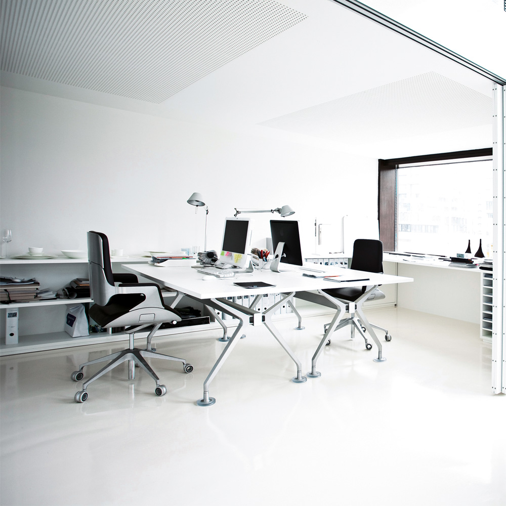 Interstuhl_Silver_262S_työtuoli_toimistotuoli_synchro-mekanismi_kokoustuoli_neuvottelutuoli_harjattu_alumiini_musta_nahka_10 - Edella