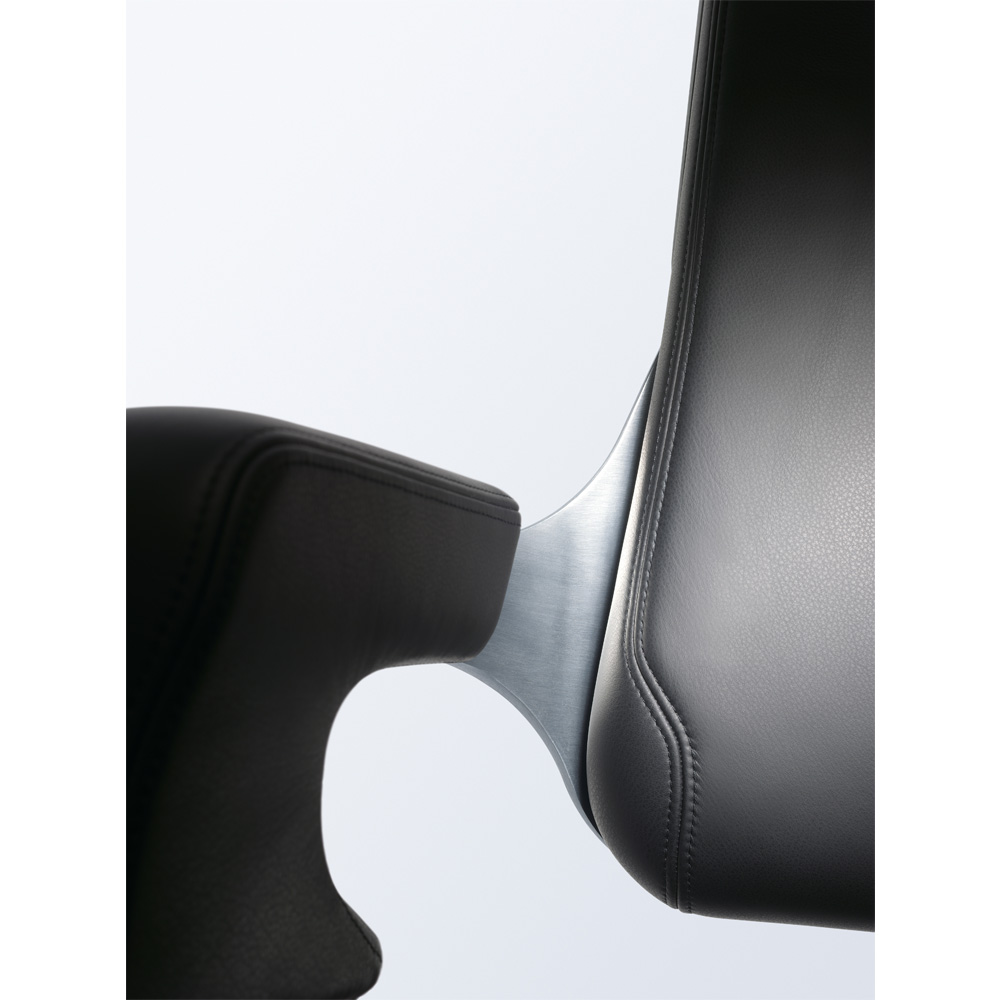 Interstuhl_Silver_362S_johtajantuoli_työtuoli_toimistotuoli_neuvottelutuoli_kokoustuoli_harjattu_alumiini_musta_nahka_16 - Edella