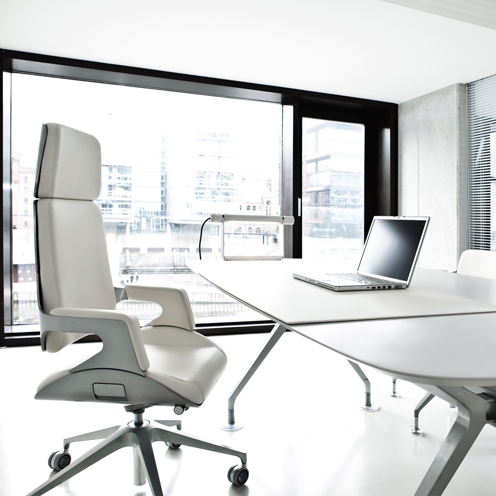 Interstuhl_Silver_362S_johtajantuoli_työtuoli_toimistotuoli_neuvottelutuoli_kokoustuoli_harjattu_alumiini_valkoinen_nahka_04 - Edella