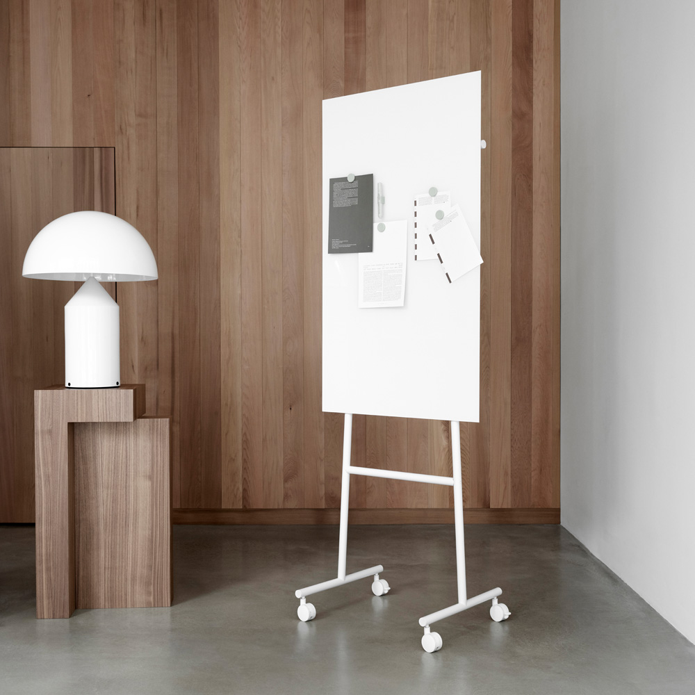 Lintex_Mono_mobile_lasitaulu_valkotaulu_kirjoitustaulu_magneettinen_maalatuilla_jaloilla_pyörillä_liikuteltava_siirrettävä_01 - Edella