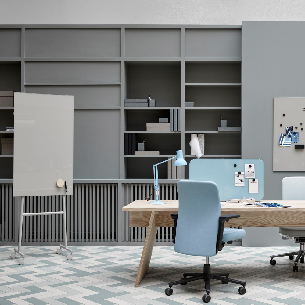 Lintex_Mono_mobile_lasitaulu_valkotaulu_kirjoitustaulu_magneettinen_maalatuilla_jaloilla_pyörillä_liikuteltava_siirrettävä_03 - Edella