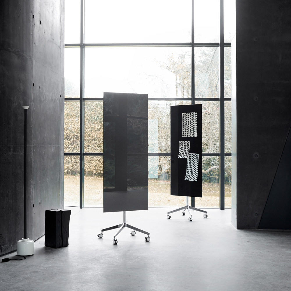 Lintex_Mood_mobile_lasitaulu_valkotaulu_kirjoitustaulu_magneettinen_kromi_jaloilla_pyörillä_liikuteltava_siirrettävä_05 - Edella