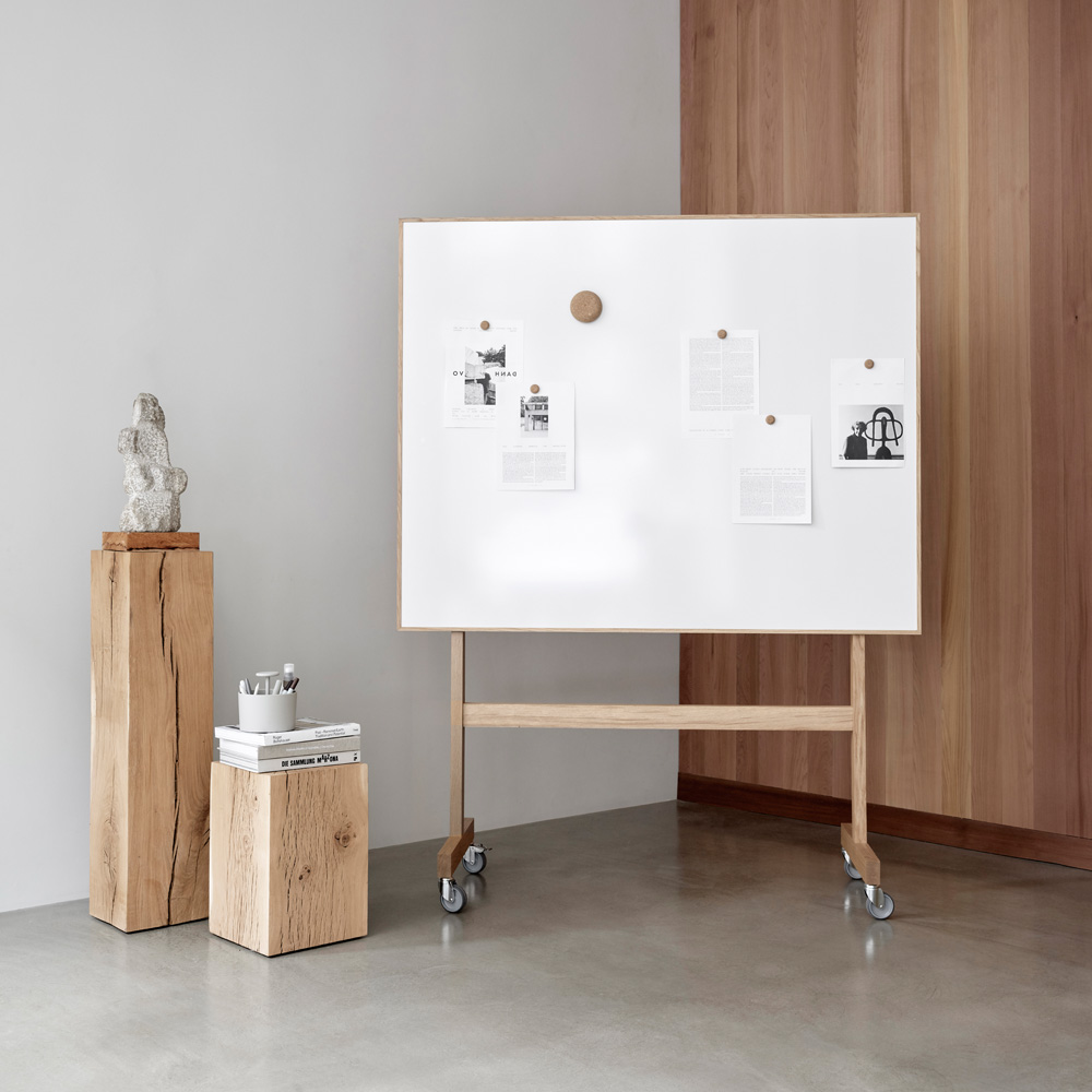 Lintex_Wood_mobile_whiteboard_1508x1960_valkotaulu_kirjoitustaulu_puukehyksellä_tammi_puujaloilla_pyörillä_liikuteltava_siirrettävä_02 - Edella
