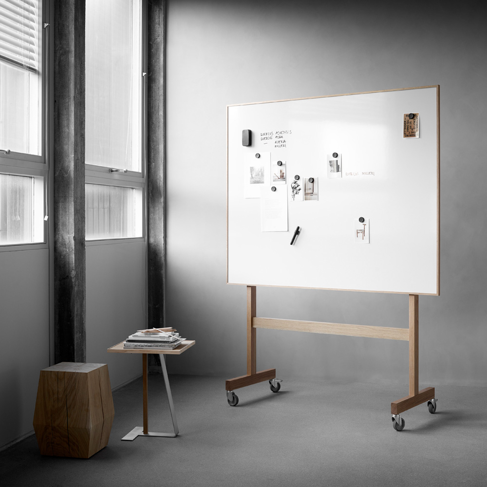 Lintex_Wood_mobile_whiteboard_1508x1960_valkotaulu_kirjoitustaulu_puukehyksellä_tammi_puujaloilla_pyörillä_liikuteltava_siirrettävä_03 - Edella