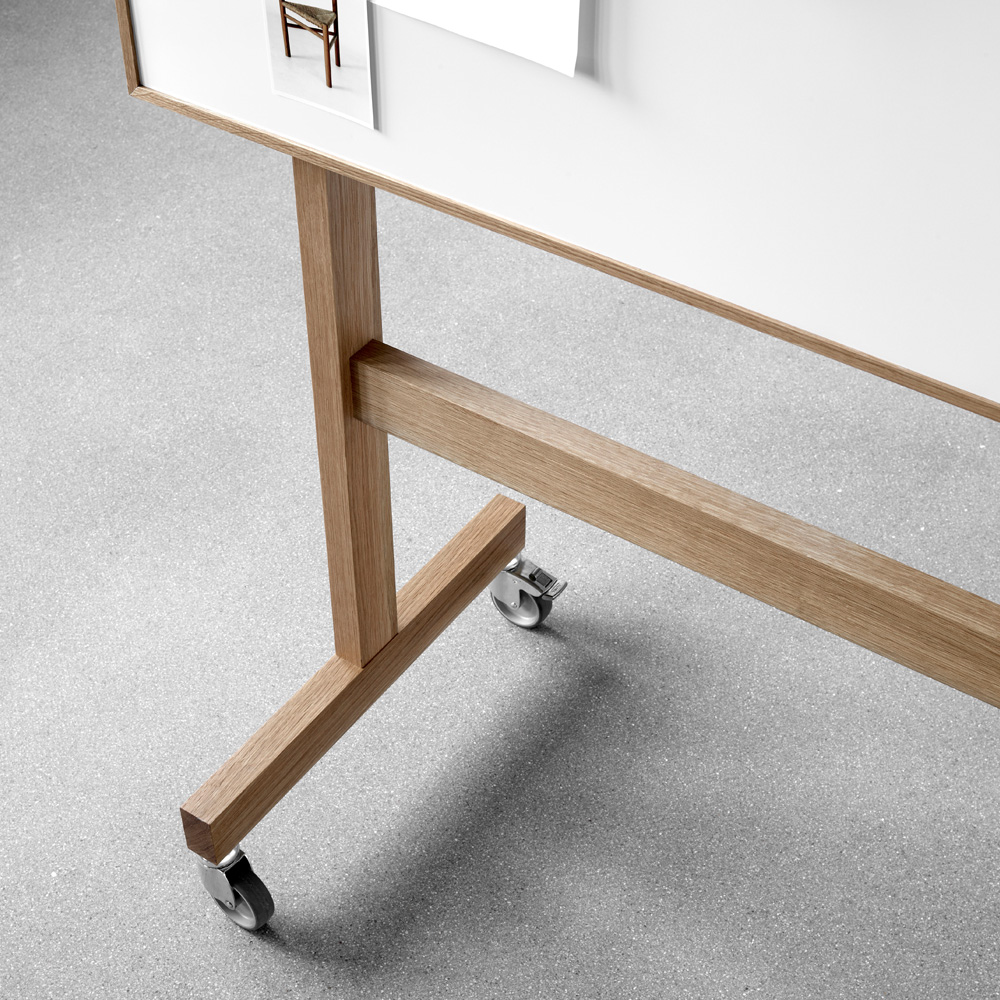 Lintex_Wood_mobile_whiteboard_1508x1960_valkotaulu_kirjoitustaulu_puukehyksellä_tammi_puujaloilla_pyörillä_liikuteltava_siirrettävä_04 - Edella