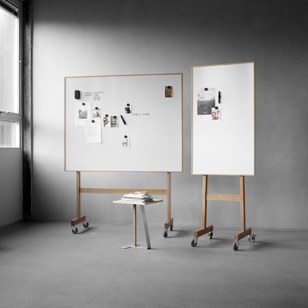 Lintex_Wood_mobile_whiteboard_valkotaulu_kirjoitustaulu_puukehyksellä_tammi_puujaloilla_pyörillä_liikuteltava_siirrettävä_01 - Edella