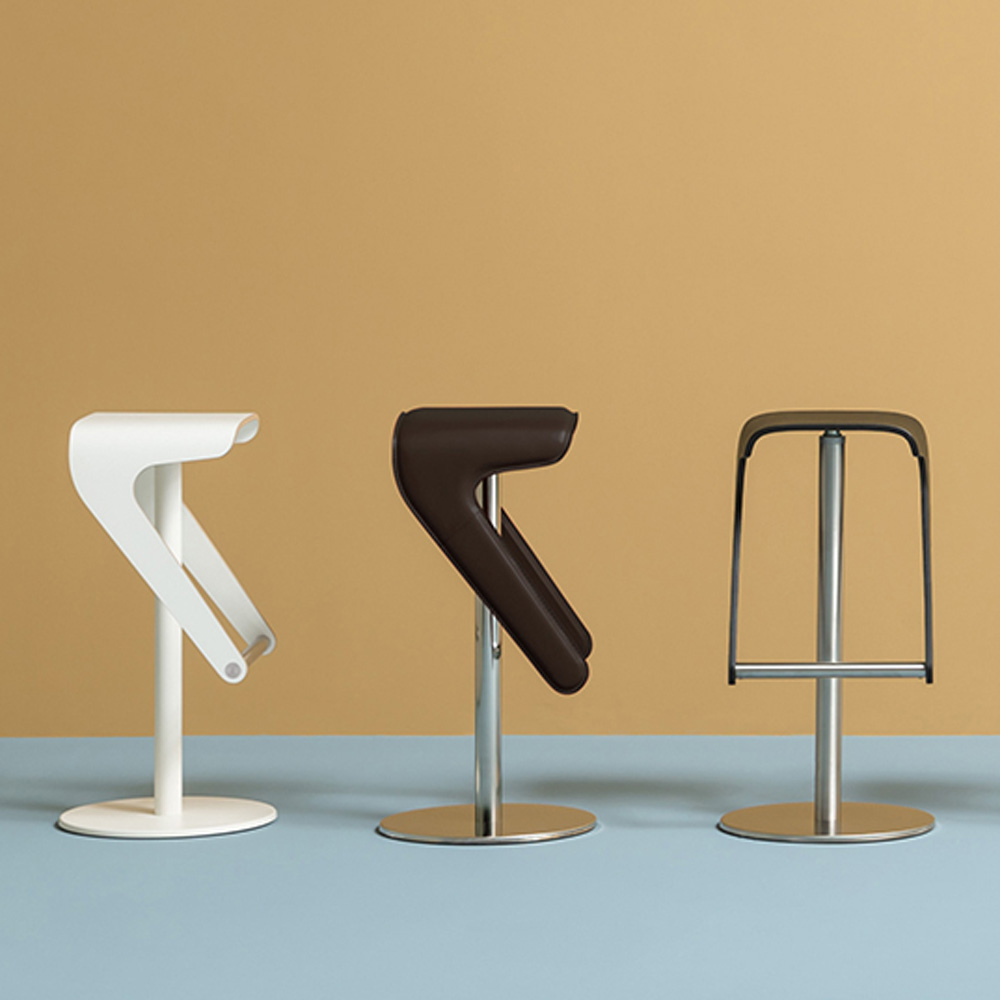 Pedrali_WOODY_497_Baarituoli_pyörivä_korkeussäädettävä_tammi_laminaatti_ravintolatuoli_kahvilatuoli_teräsjalka_07 - Edella