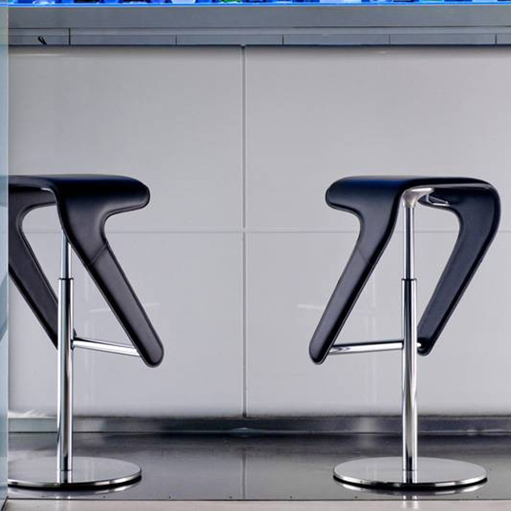 Pedrali_WOODY_497_Baarituoli_pyörivä_korkeussäädettävä_tammi_laminaatti_ravintolatuoli_kahvilatuoli_teräsjalka_08 - Edella