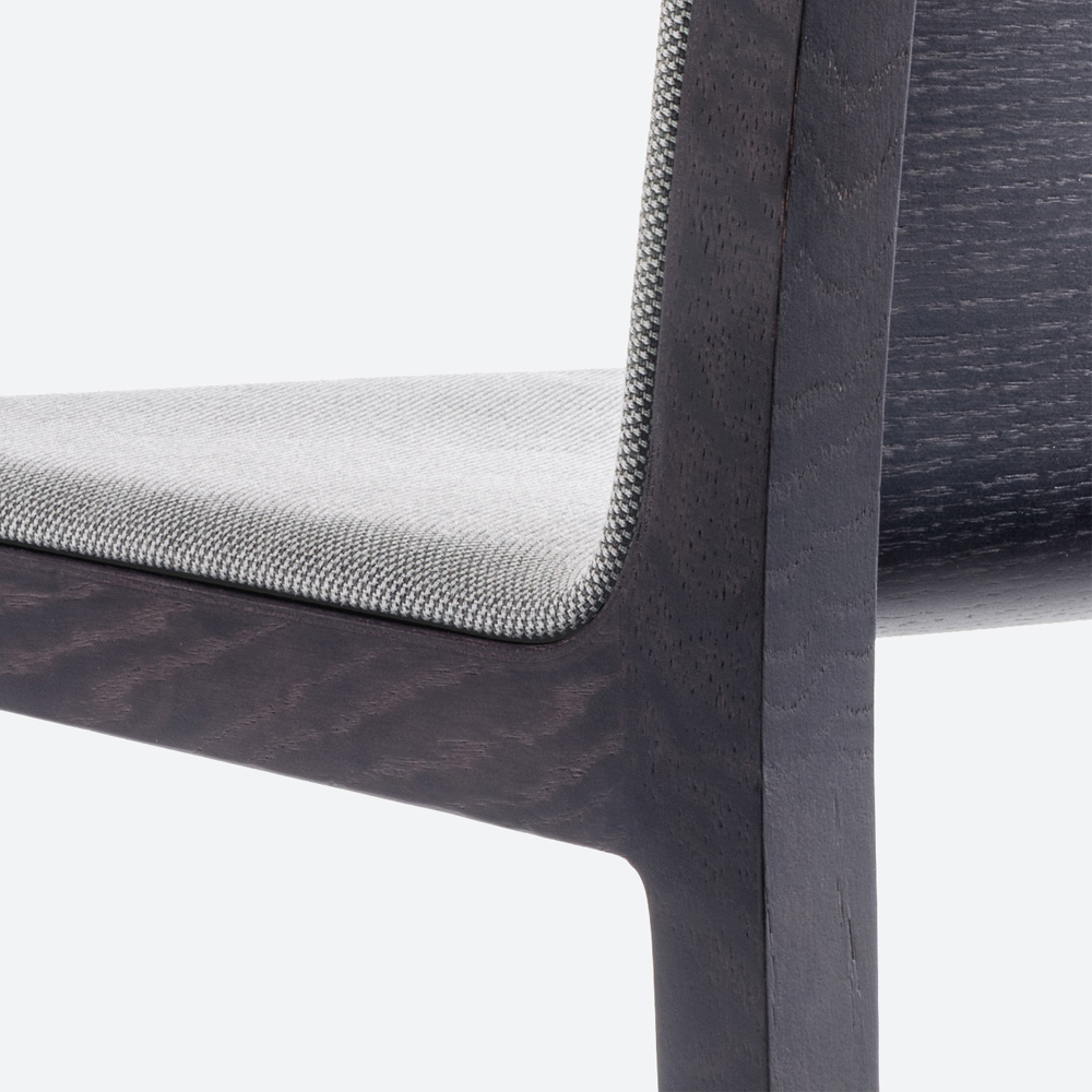 Pedrali_YOUNG_423_Puutuoli_tammi_ravintolatuoli_kahvilatuoli_ruokapöydän_tuoli_istuinverhoiltu_istuinpehmusteella_04 - Edella