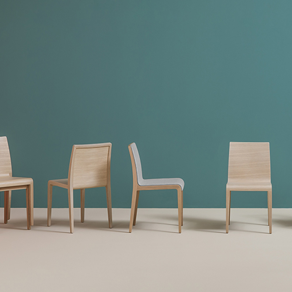 Pedrali_YOUNG_423_Puutuoli_tammi_ravintolatuoli_kahvilatuoli_ruokapöydän_tuoli_istuinverhoiltu_istuinpehmusteella_05 - Edella